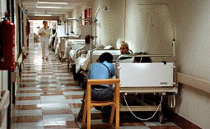 Enfermos y familiares, en los pasillos de urgencias del hospital General de Alicante.