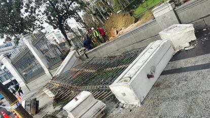 La caída de un árbol ha tirado parte de la verja de hierro y obra del Cuartel General del Ejército, en la calle de Alcalá 51.