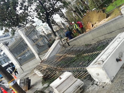 La caída de un árbol ha tirado parte de la verja de hierro y obra del Cuartel General del Ejército, en la calle de Alcalá 51.