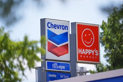 El logo de Chevron, en una estación de servicio de Dallas (Texas).
