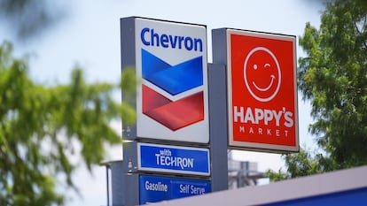 El logo de Chevron, en una estación de servicio de Dallas (Texas).