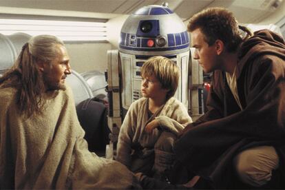 En 'Episodio I: la amenaza fantasma', Qui-Gon Jinn y Obi-Wan Kenobi encuentran a un niño llamado Anakin Skywalker.