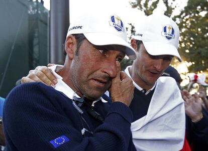 El capitán europeo, José María Olazábal, emocionado junto al golfista inglés Justin Rose