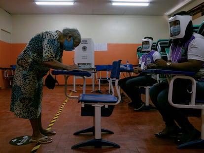 Una mujer vota el 15 de noviembre de 2020 en Amapá (Brasil).