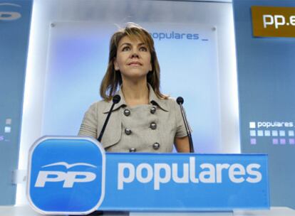 La secretaria general del PP, Dolores de Cospedal, durante su comparecencia de ayer en la sede del partido.