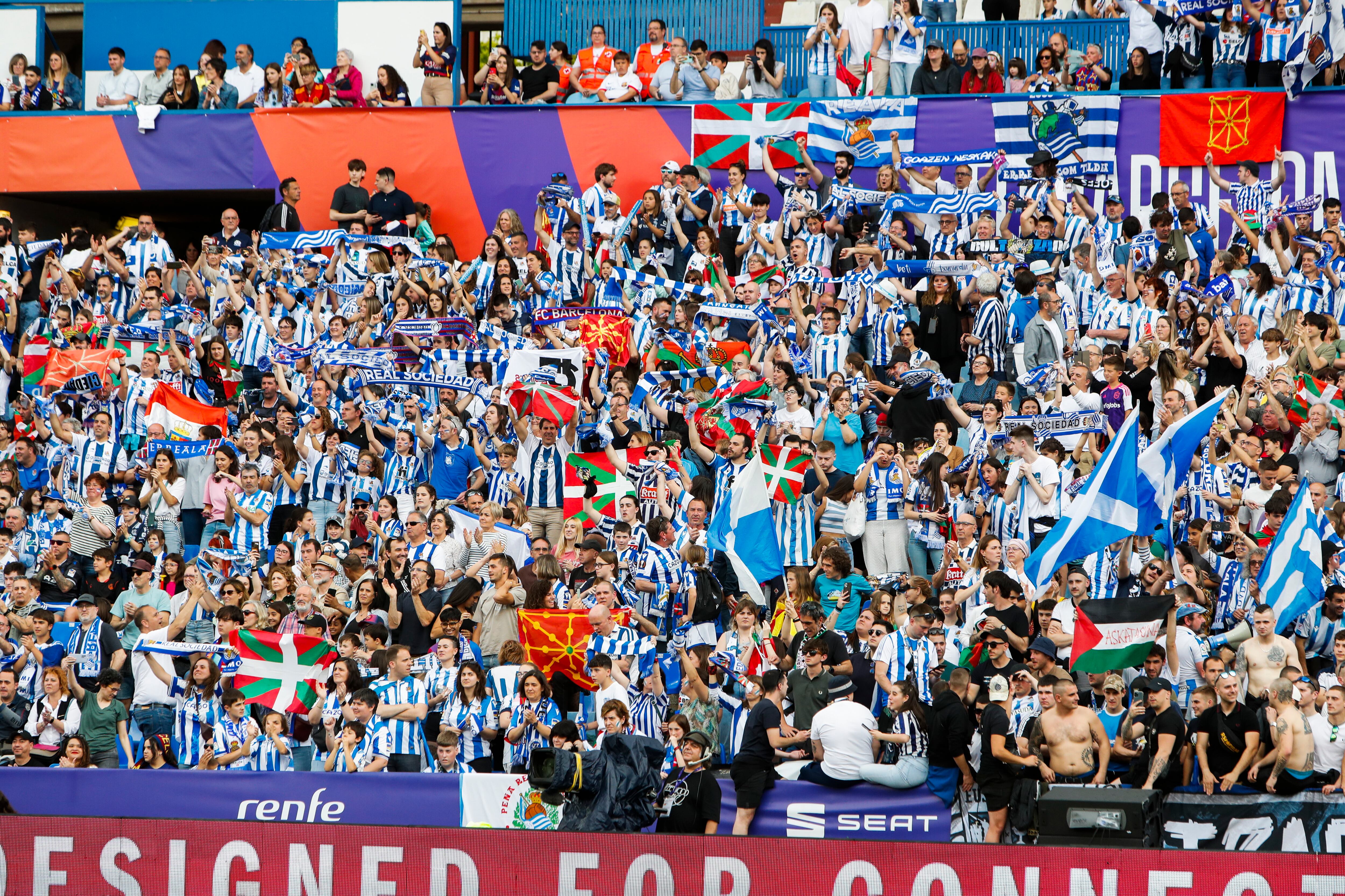 Aficionados de la Real Sociedad animan a su equipo instantes antes del inicio del partido.