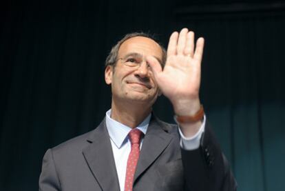 El ministro de Trabajo, Eric Woerth, a su llegada a una reunión ayer en Jouy-en-Josas, cerca de París.