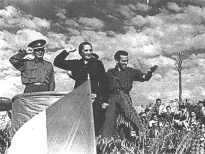 Dolores Ibárruri, en 1937, junto al general Walter y Francisco Antón, en una fotografía del archivo del Partido Comunista de España.