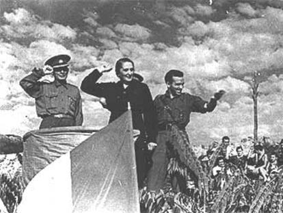 Dolores Ibárruri, en 1937, junto al general Walter y Francisco Antón, en una fotografía del archivo del Partido Comunista de España.