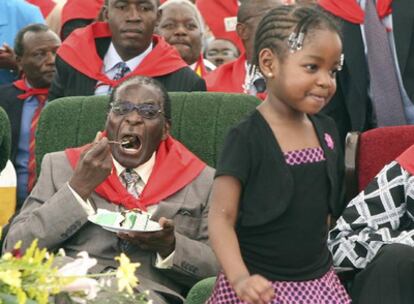 El presidente de Zimbabwe, Robert Mugabe, en la fastuosa fiesta de su último cumpleaños. A sus 83 años, el dictador africano encarna gran parte de los errores y tramas que sufre África y que Collier describe en sus obras y estudios