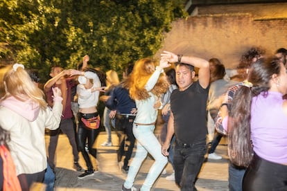 Baile callejero en el parque del Casino de la Reina, donde todos los días acude gente a partir de las ocho de la tarde para bailar salsa, cumbia o bachata.