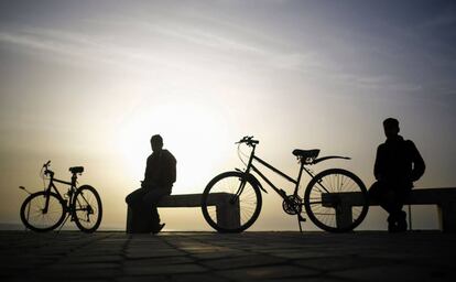 Jóvenes palestinos junto a sus bicis en Gaza, el 10 de abril de 2017.