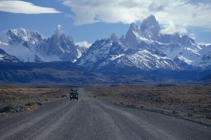 Con el puntiagudo Cerro Torre a un lado y las Torres del Paine, ya en Chile, al otro, el grupo del Fitz Roy (en la foto, a la derecha) solo podría destacar si tuviera algo de especial, y lo tiene. Cuando uno se planta antes semejante mole de granito, de más de un kilómetro de altura, empieza a entender por qué coronarla se considera uno de los retos más difíciles del mundo.