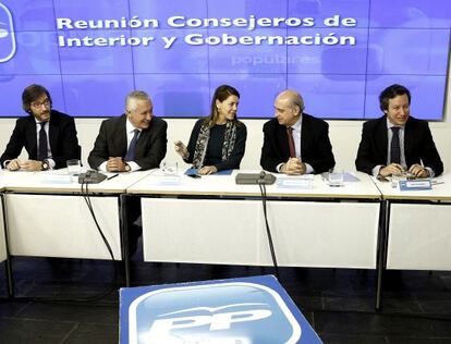 Iñaki Oyarzábal en una reunión en Madrid con miembros de su partido entre los que estaba, ( segundo por la derecha) el ministro del Interior