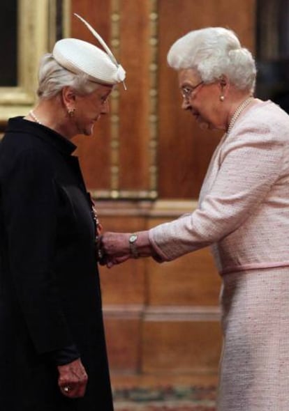 Angela Lansbury, condecorada como Dama del Imperio Británico por la reina Isabel en abril de 2014.