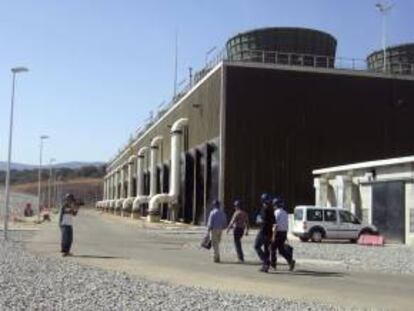 Varias personas junta una torre de la Central Nuclear de Almaraz. EFE/Archivo