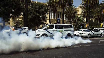 Marcha de taxistas en M&aacute;laga en protesta contra los conductores de Cabify. 