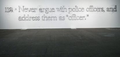 Pbra del artista estadounidense Tony Lewis, en la que se lee: '112. Nunca discutas con los policías, y dirígete a ellos como oficial', expuesta en Art Basel.