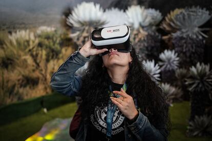 Una asistente a la cumbre observa un video en realidad virtual.