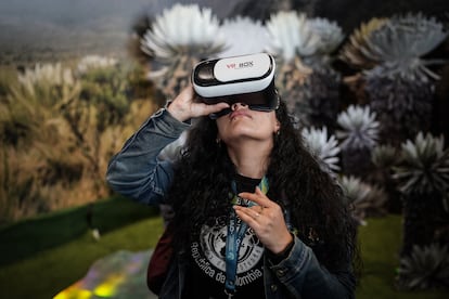 Una asistente a la cumbre observa un video en realidad virtual.