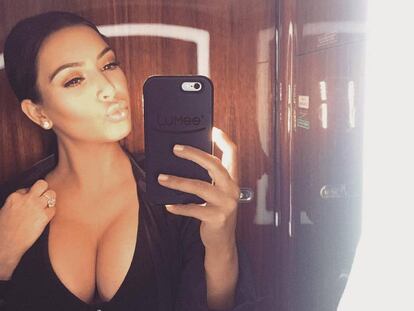Kim Kardashian, en una foto de su Instagram para promocionar las carcasas LuMee.
