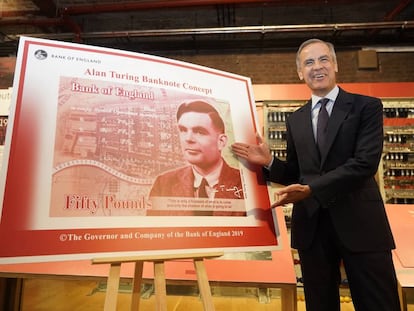 El gobernador del Banco de Inglaterra, muestra este lunes en Manchester el nuevo billete de 50 libras con el rostro del matemático Alan Turing