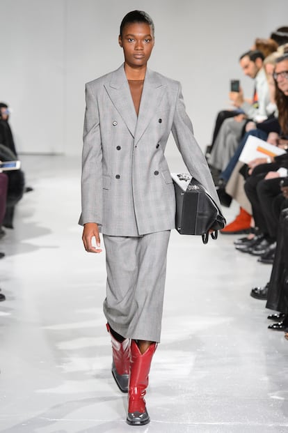 Calvin Klein es otra de las firmas que ha dedicado gran parte de su colección al 'príncipe de Gales'. Nos quedamos con este traje de americana larga y pantalón culotte combinado con botas rojas. Porque no hay mejor pareja para este print que los complementos en tonos vibrantes.