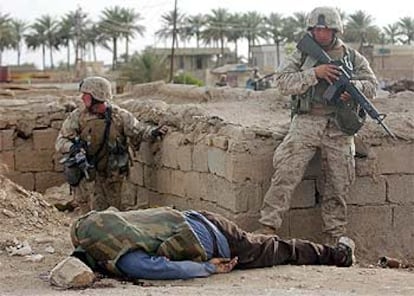 Soldados de EE UU, junto al cuerpo de un iraquí en el enfrentamiento en Ramadi.