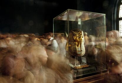 Turistas contemplando la máscara funeraria de Tutankamón, en el Museo Egipcio de El Cairo.