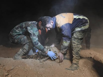Fuerzas de seguridad recuperan los restos de lo que parece una fosa com&uacute; de v&iacute;ctimas del ISIS e Raqa.