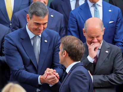 El presidente francés, Emmanuel Macron, saluda al presidente español, Pedro Sánchez, en presencia del canciller alemán, Olaf Scholz, este sábado en la Cumbre por la Paz en Ucrania celebrada en Suiza.
