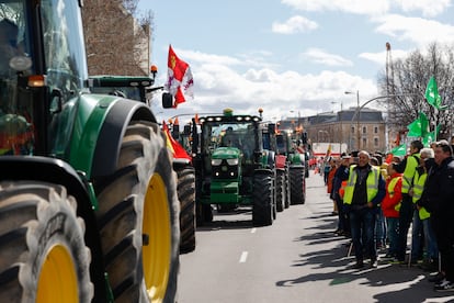 Agricultores llegados de varios puntos de España protestan con sus tractores ante el Ministerio de Agricultura, este lunes en Madrid.
