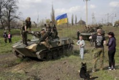 Soldados ucranianos en un vehículo de combate de infantería toman posiciones en las afueras de la ciudad de Kramatorsk.