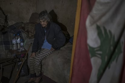 Soukaina en el interior de su casa en la que vive sola y sin luz. Tiene 85 años, no recibe ningún apoyo institucional, solo el de sus vecinos en Tanak, uno de los barrios más humildes de Beirut.