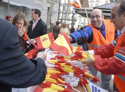 El secretario general del PP, Ángel Acebes, hace declaraciones a los medios de comunicación momentos antes del inicio de la manifestación de Madrid. Por la mañana, Acebes invitó a los españoles a participar en la manifestación porque "estamos viviendo momentos decisivos en España".