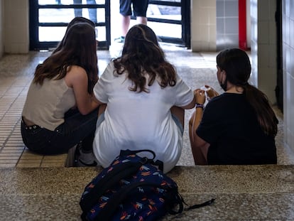 Un grupo de adolescentes en un instituto de Valencia.