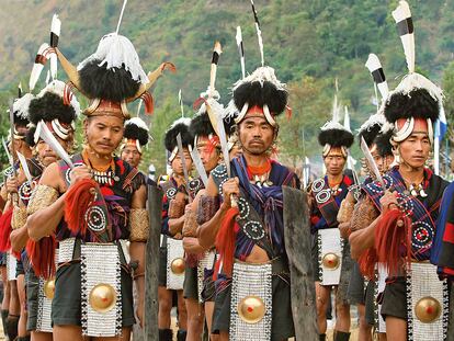 YIMCHUNGER (INDIA)- Los hombres de esta tribu (arriba) muestran sus ropas tradicionales en el festival Hornbill de Kohima. Entre los complementos destacan las tobilleras de piel de oso y los cinturones de cuero. En las danzas ceremoniales se colocan un disco de bronce o acero en la parte delantera del pantalón que suena al ritmo del bailey los cánticos.