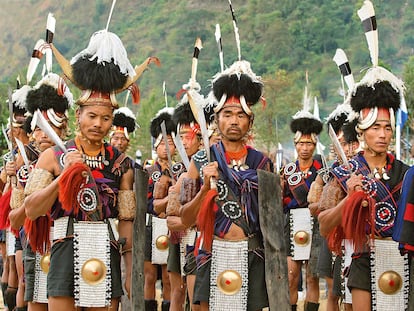 YIMCHUNGER (INDIA)- Los hombres de esta tribu (arriba) muestran sus ropas tradicionales en el festival Hornbill de Kohima. Entre los complementos destacan las tobilleras de piel de oso y los cinturones de cuero. En las danzas ceremoniales se colocan un disco de bronce o acero en la parte delantera del pantalón que suena al ritmo del bailey los cánticos.