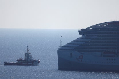 El barco 'Open Arms' de la ONG homónima tras zarpar, este 12 de marzo, del puerto chipriota de Lárnaca.