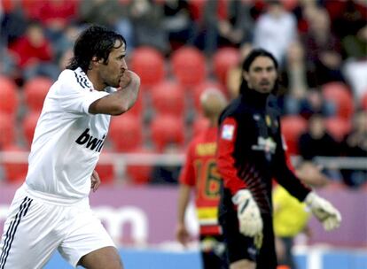 Raúl festeja su gol 212 en la Liga en su partido 500.