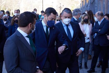 El presidente de la Junta, Juan Manuel Moreno, junto al viceconsejero de Presidencia, Antonio Sanz, y el viceconsejero de Turismo, Regeneración, Justicia y Administración Local, Alejandro Cardenete, esta mañana en el Palacio de San Telmo.