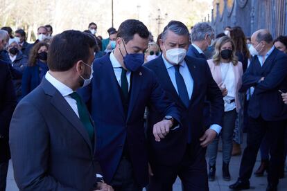 El presidente de la Junta, Juan Manuel Moreno, junto al viceconsejero de Presidencia, Antonio Sanz, y el viceconsejero de Turismo, Regeneración, Justicia y Administración Local, Alejandro Cardenete, esta mañana en el Palacio de San Telmo.