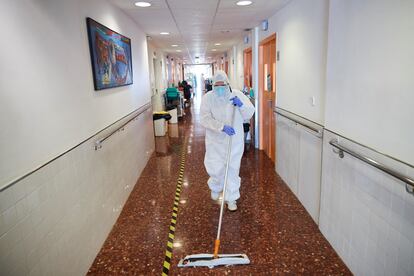 Una operadora de limpieza realiza su trabajo en la planta 9 del Hospital del Mar de Barcelona.