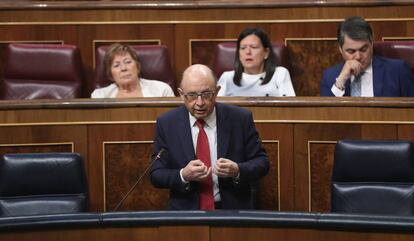 El ministro de Hacienda, Cristóbal Montoro en el Congreso.