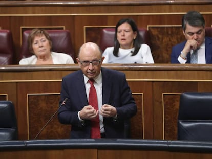 El ministro de Hacienda, Cristóbal Montoro, en el Congreso.