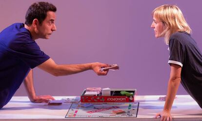 Eduard Buch i Sara Espígul s'ho juguen tot al Monopoly.