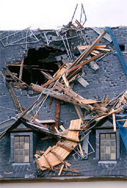 Un edifio destruido por el temporal por Alemania.