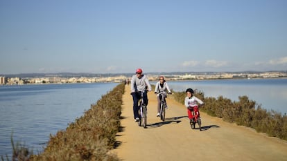 Molinos de viento, alegres flamencos, dunas y playas aguardan bajo la brisa encantadora del mar Menor, en el parque regional de las Salinas y Arenales de San Pedro del Pinatar. Este imponente humedal de 856 hectáreas donde paran a reposar los cormoranes y las garzas, las gaviotas y los somormujos, ofrece diferentes rutas senderistas de pequeño y medio recorrido, para despertar entre los pequeños la curiosidad por la observación de aves en un entorno de equilibrada conservación.