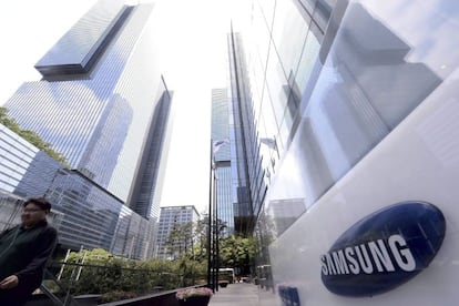 Un peatón camina junto a la sede de Samsung en Seúl (Corea del Sur). EFE/Archivo