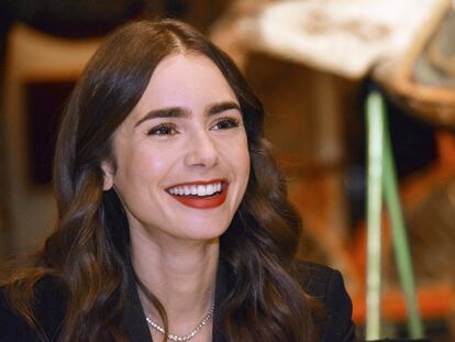 Lily Collins en una conferencia de prensa con motivo del estreno de 'Emily en París' en septiembre de 2019, en Francia.